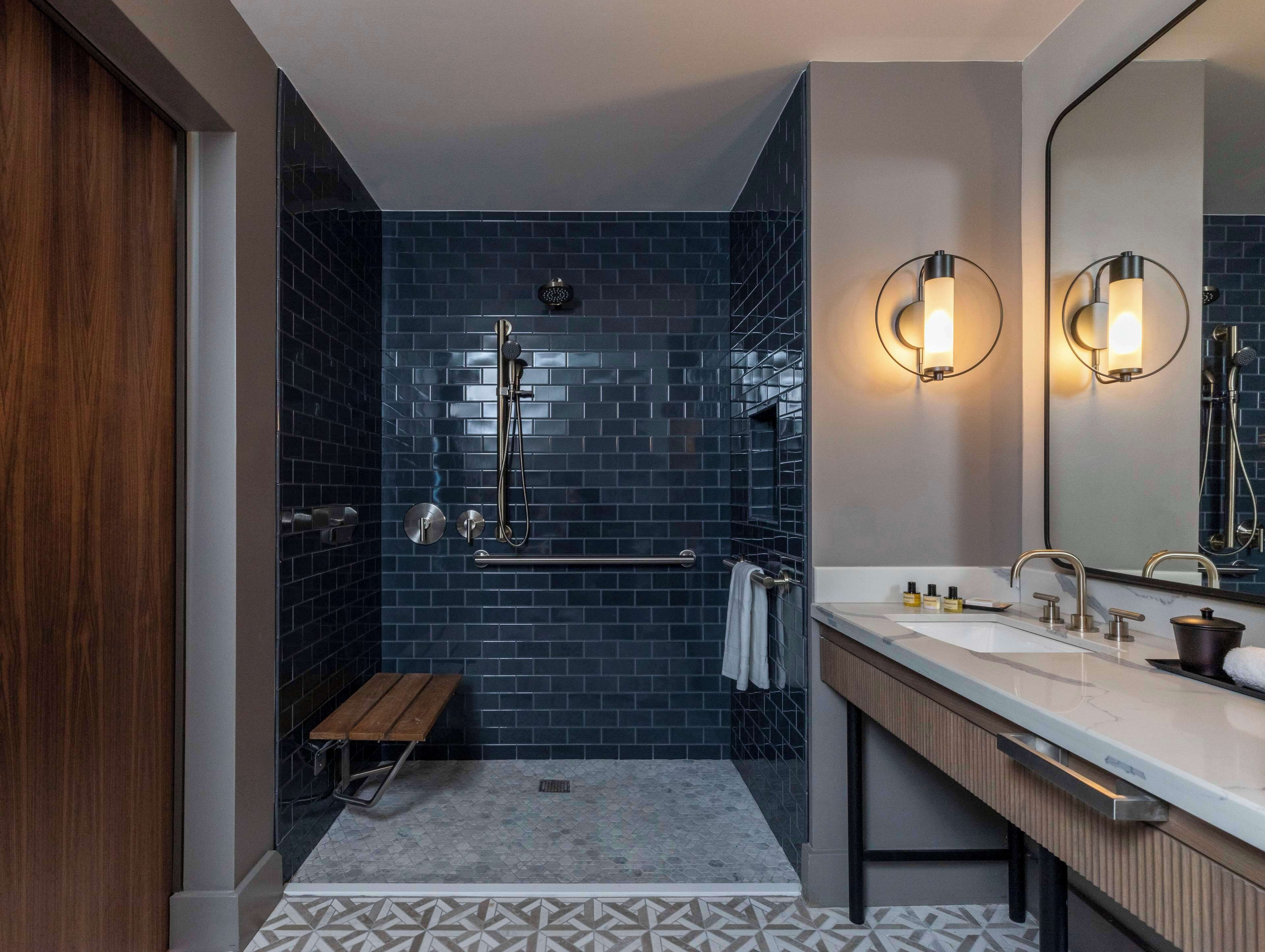 Kamer, 1 kingsize bed, toegankelijk voor mindervaliden (with Shower) | Badkamer