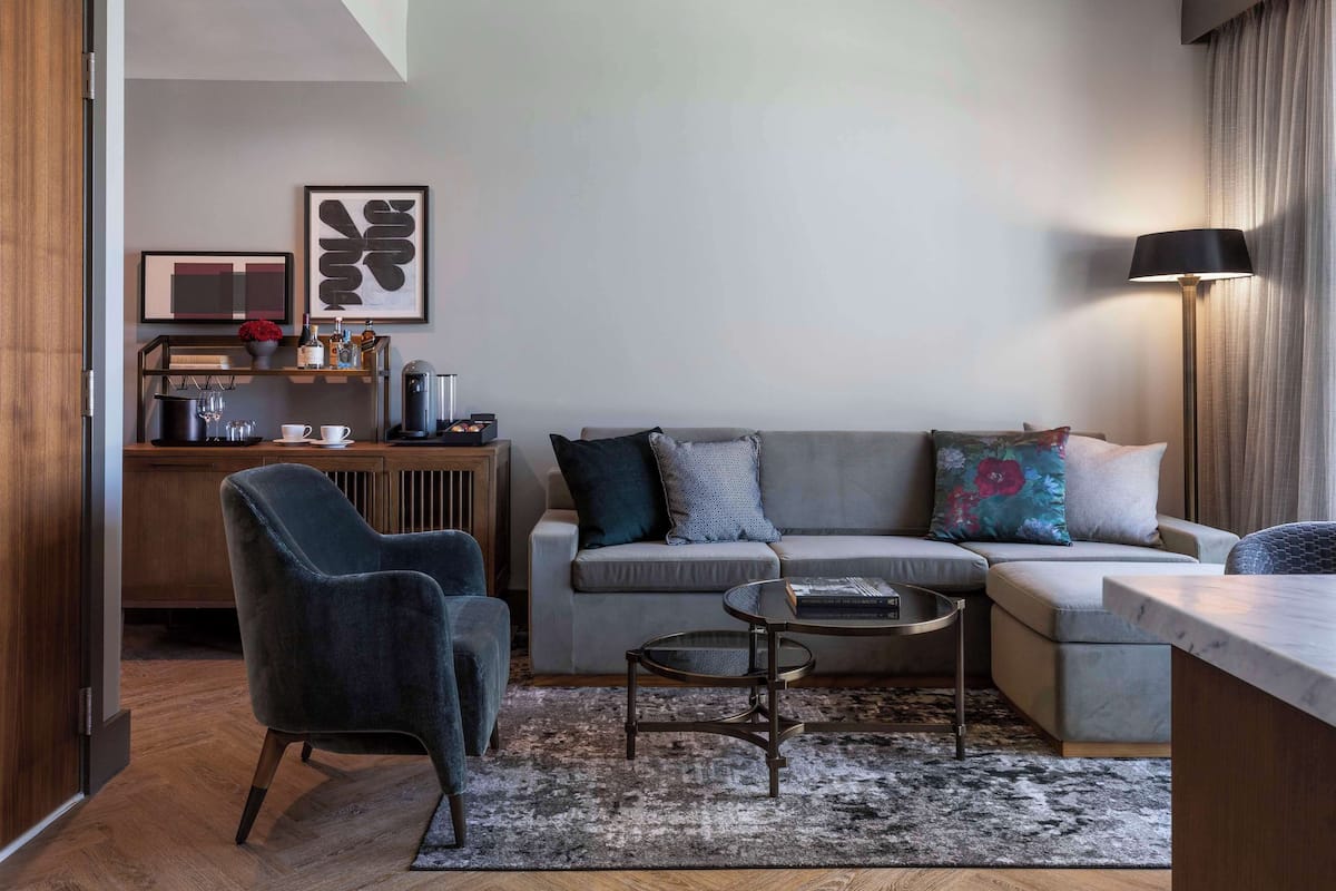 Suite Premier, 1 cama King size, tina (Accessible) | Ropa de cama hipoalergénica y minibar