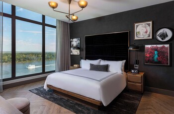 Suite (Thompson) | Hypo-allergenic bedding, minibar, in-room safe, desk at Thompson Savannah, by Hyatt