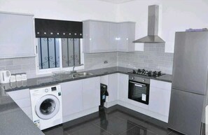 Frigorífico, microondas, horno y placa de cocina