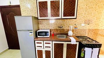 Lemari es besar, oven, kompor, dan kursi makan untuk bayi