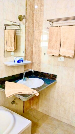 Combined shower/bathtub, rainfall showerhead, towels - Charbel hotel (Hurghada)