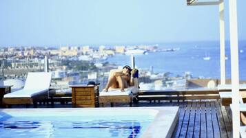 Kolam renang outdoor, dengan cabana gratis dan payung kolam renang