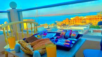 Sarapan lengkap setiap hari (EGP 40 per orang)