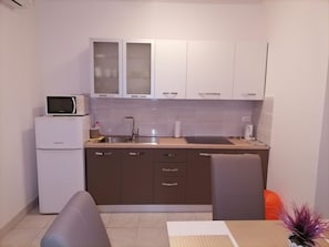 Frigorifero, microonde, forno, piano cottura