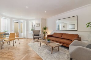 Smart TV - 2 South Beach Court - Beach Apartment (Tenby)