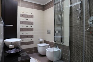 淋浴设施、吹风机、坐浴桶、毛巾