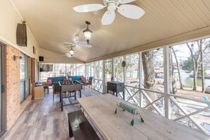 Outdoor dining - 8 Free Kayaks!!! First Oak Paradise on Cedar Creek Lake (Enchanted Oaks)