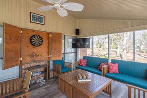 Smart TV, table football, books, stereo - 8 Free Kayaks!!! First Oak Paradise on Cedar Creek Lake (Enchanted Oaks)
