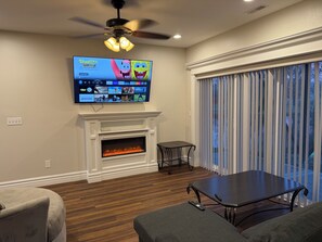 Smart TV y chimenea 