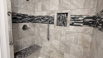 Ensemble douche/baignoire, sĂšche-cheveux, serviettes fournies