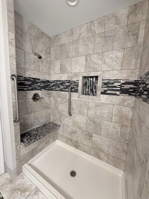 Ducha y bañera combinadas, secador de pelo y toallas