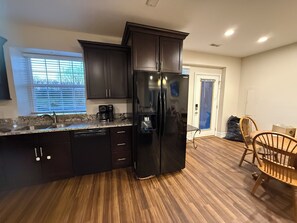 Een koelkast, een magnetron, een oven, een kookplaat