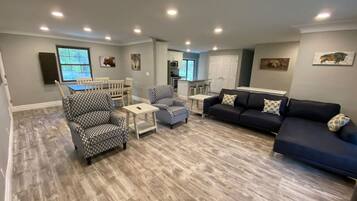 Una Smart TV, una chimenea, videojuegos, un reproductor de DVD