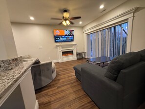 Een smart-tv en een open haard