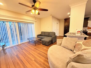 Una Smart TV, una chimenea