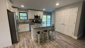 Frigorífico, microondas, horno y placa de cocina