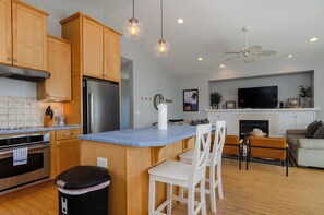 Jääkaappi, mikroaaltouuni, uuni, liesi