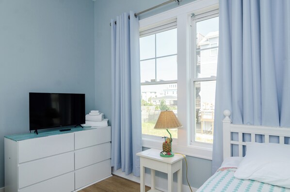 6 bedrooms, iron/ironing board, WiFi, bed sheets