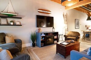 Smart TV - Beautifully decorated in Historical Piano Factory (Grand Haven)