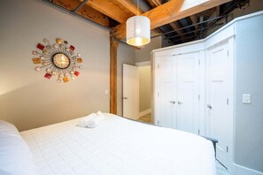 2 bedrooms, free WiFi, bed sheets - Beautifully decorated in Historical Piano Factory (Grand Haven)
