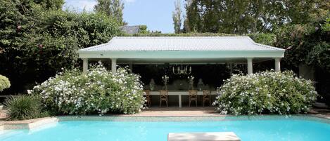 Una piscina al aire libre