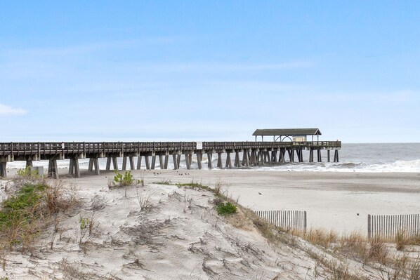 Nära stranden, solstolar och strandhanddukar
