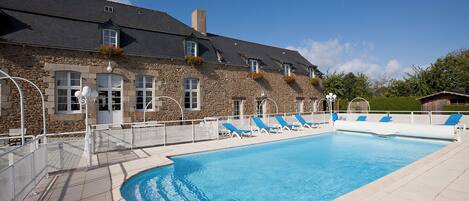 Een buitenzwembad en een verwarmd zwembad