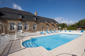 Outdoor pool, a heated pool - House surrounded by flowers and greenery (Saint-Jouan-des-Guérets)