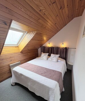 2 bedrooms, iron/ironing board, travel cot, free WiFi - COTTAGE IN THE HEART OF A WOODED GARDEN WITH SWIMMING POOL ACCESSIBLE TO ALL OUR GUESTS (Saint-Jouan-des-Guérets)