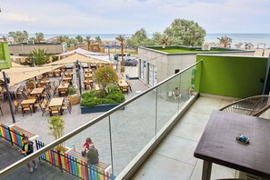 Refrigerador con freezer, horno, placa de cocina, cafetera/tetera