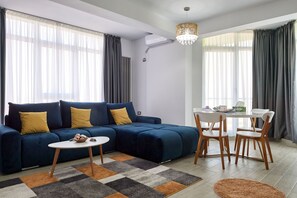 Luxury Apartment | Living area | 110-inch flat-screen TV with digital channels, TV - Sunny Beach Alezzi (Navodari)