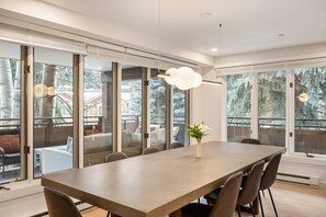 Apartment (Little Nell Condo #10) | Essbereich im Zimmer