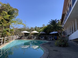 Kolam renang indoor, dengan payung kolam renang dan kursi berjemur