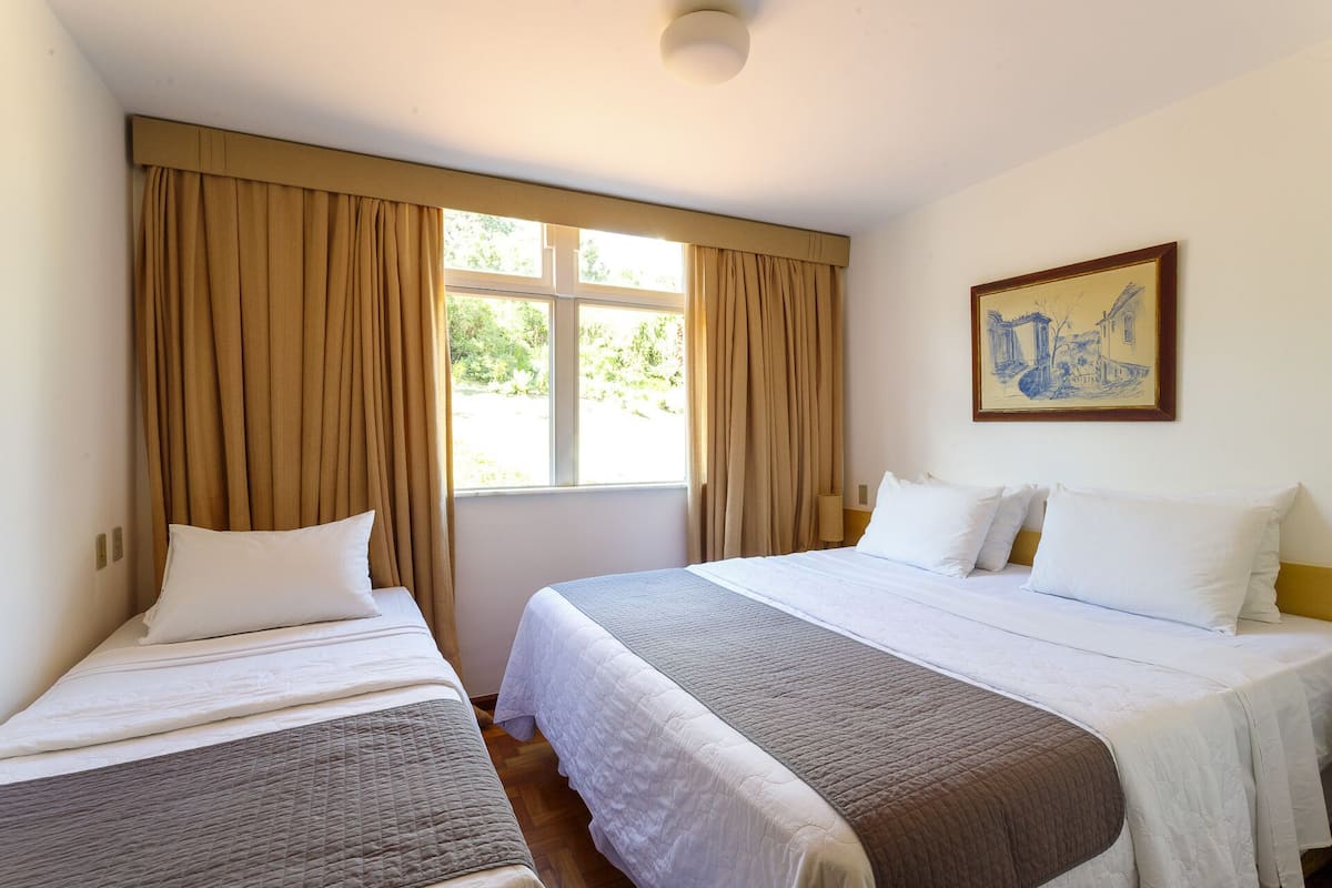Deluxe-Dreibettzimmer | 1 Schlafzimmer, Minibar, Schreibtisch, laptopgeeigneter Arbeitsplatz