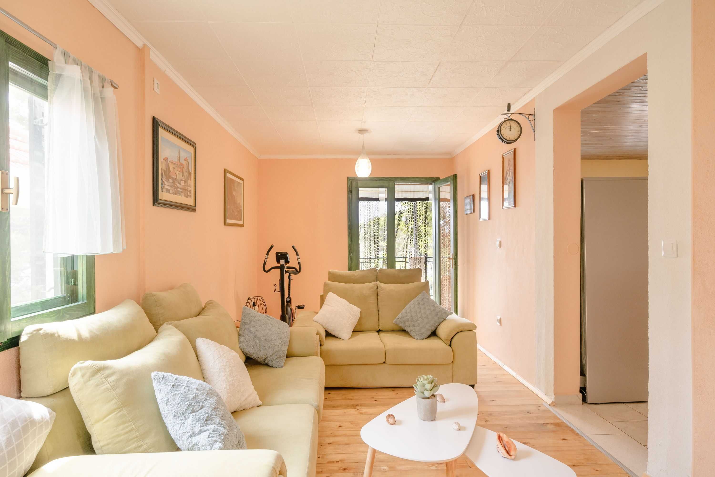 Hus (Five Bedroom House) | Oppholdsrom | TV og fotballspill