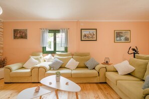 Hus (Five Bedroom House) | Oppholdsrom | TV og fotballspill