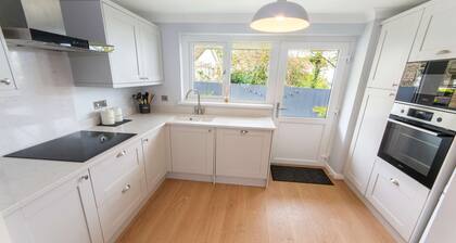Oceanside | Sleeps 6 |Walk to Beach & Stylish