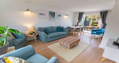 Oceanside | Sleeps 6 |Walk to Beach & Stylish