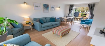 Oceanside | Sleeps 6 |Walk to Beach & Stylish