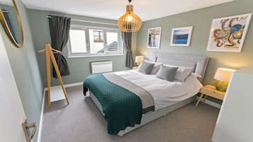 3 bedrooms, desk, iron/ironing board, travel cot