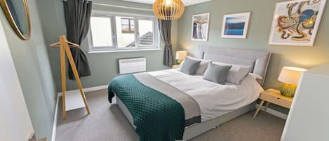 3 Schlafzimmer, Schreibtisch, Bügeleisen/Bügelbrett, Reisekinderbett