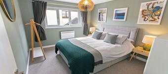 Oceanside | Sleeps 6 |Walk to Beach & Stylish