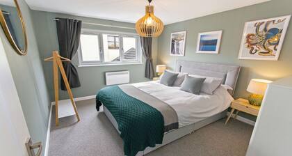 Oceanside | Sleeps 6 |Walk to Beach & Stylish