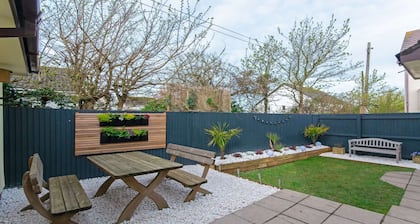 Oceanside | Sleeps 6 |Walk to Beach & Stylish