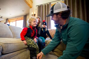 Condo (Sagewood 8) | Ruang tamu | TV skrin rata, pendiangan 