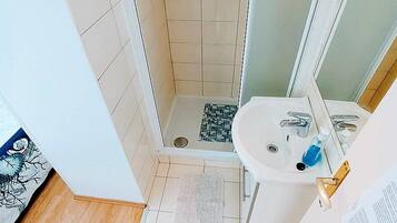 Apartment | Bathroom | Shower, free toiletries, hair dryer, towels