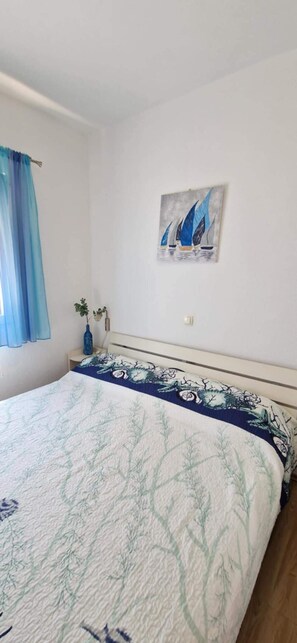 1 bedroom, iron/ironing board, free WiFi, bed sheets - Sea-view Apartment - Sleeps 4, Parking & Balcony (Marina)