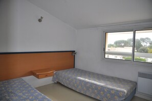 2 chambres, fer et planche à repasser