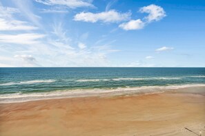 Na praia, espreguiçadeiras, toalhas de praia
